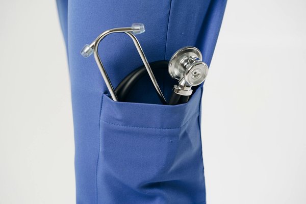 Renforcer l'estime de soi des seniors grâce à une vie sociale enrichissante : Stratégies efficaces !